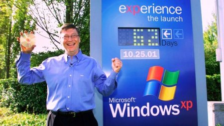 Минутка ностальгии: Билл Гейтс держит диск с еще не вышедшей Windows XP