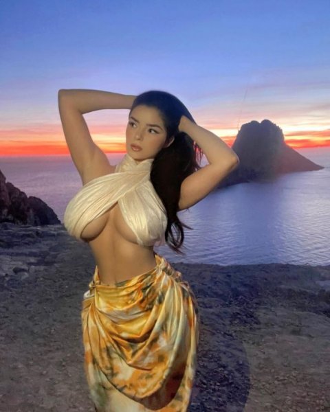 25-летняя британская модель и интернет-звезда Деми Роуз (Demi Rose) на снимках в Instagram