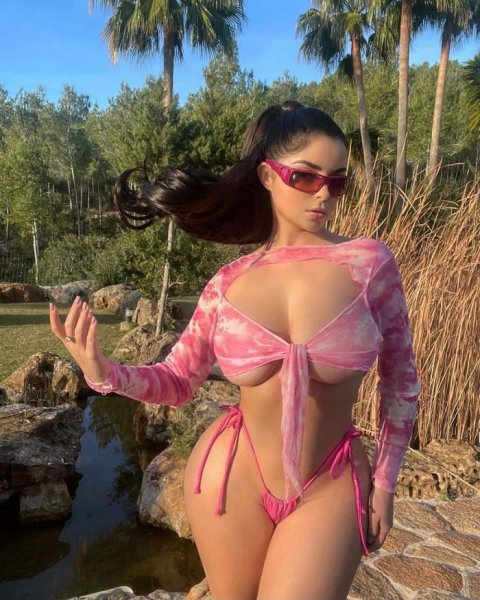 25-летняя британская модель и интернет-звезда Деми Роуз (Demi Rose) на снимках в Instagram