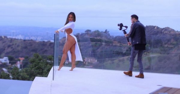 34-летняя модель и актриса Дафни Джой (Daphne Joy) в сексуальном платье