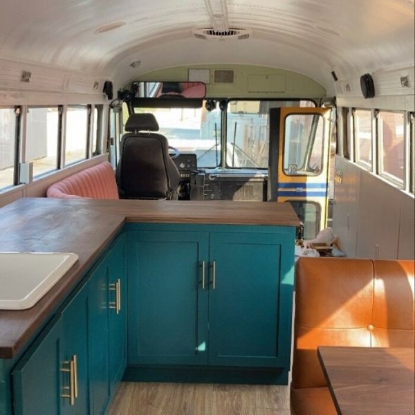 Пара девушек из США купила дешевый автобус и сделала из него отличный и стильный дом