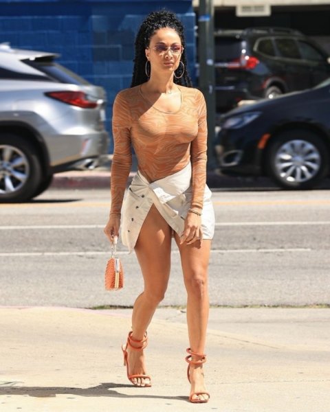 36-летняя американская медийная личность, модель, актриса и модельер Драя Мишель (Draya Michele) в просвечивающей кофточке и коротенькой юбочке на улице в Лос-Анджелесе.