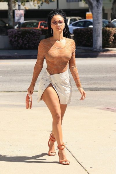 36-летняя американская медийная личность, модель, актриса и модельер Драя Мишель (Draya Michele) в просвечивающей кофточке и коротенькой юбочке на улице в Лос-Анджелесе.