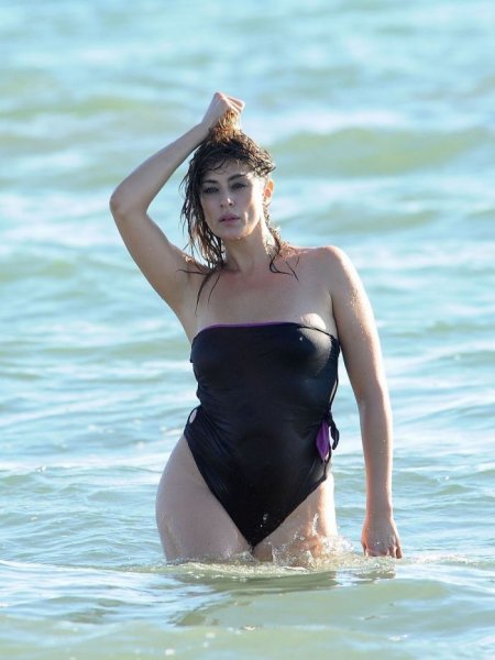 38-летняя итальянская телеведущая Элиза Исоарди (Elisa Isoardi) в купальнике