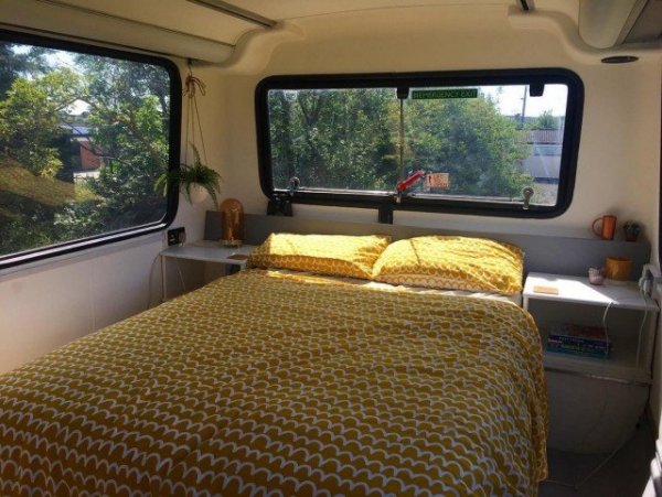 Парень с девушкой превратили двухэтажный автобус в отличный дом