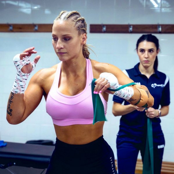 Эбани Бриджес - непобедимая австралийская боксерша с пятым размером груди