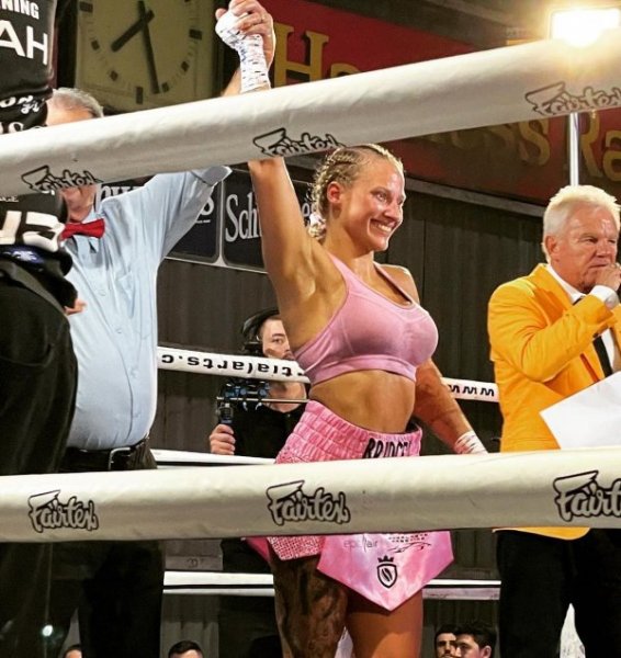 Эбани Бриджес - непобедимая австралийская боксерша с пятым размером груди