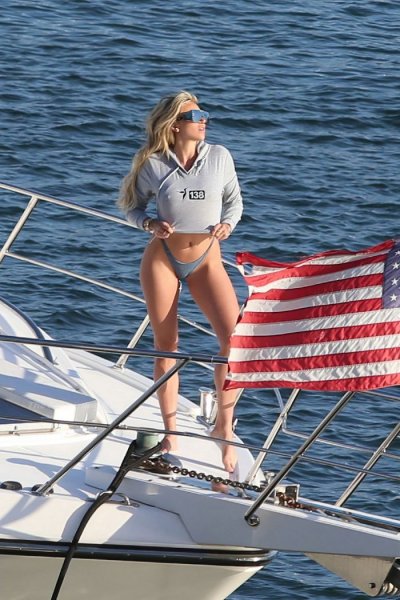 27-летняя канадская модель Хлоя Терэ (Khloe Terae) позирует на яхте