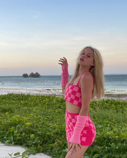 18-летняя российская видеоблогер (тиктокер), певица и ведущая Юля Гаврилина на фото в Instagram