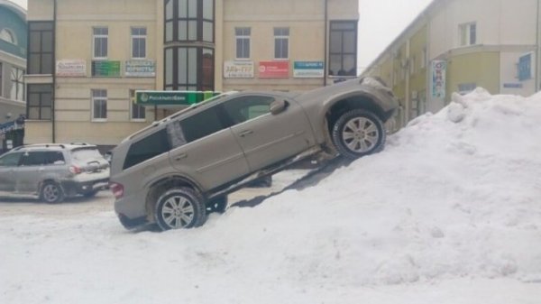 Немного о водителях, которые всех раздражают, паркуясь где попало