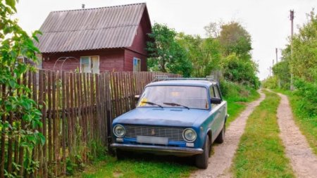 Водителей предупредили о штрафах за парковку на даче. Кому это грозит.