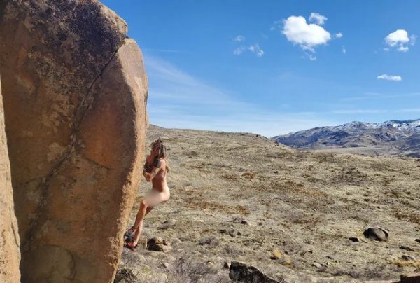 Не порно, а искусство: как голая альпинистка покоряет горы и соцсети