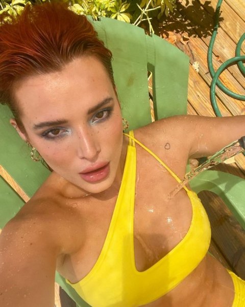 23-летняя американская актриса и певица Белла Торн (Bella Thorne) на фото из социальных сетей