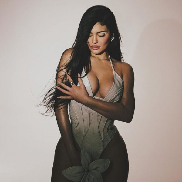 23-летняя американская модель Кайли Дженнер (Kylie Jenner) в журнале Tmrw