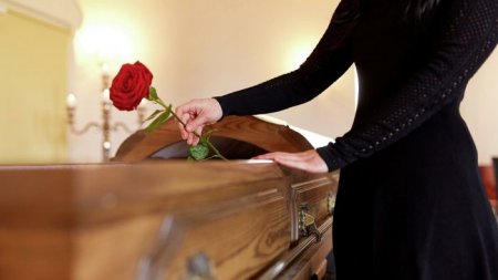 Девушка организовала фальшивые похороны жениху, чтобы обмануть его любовницу