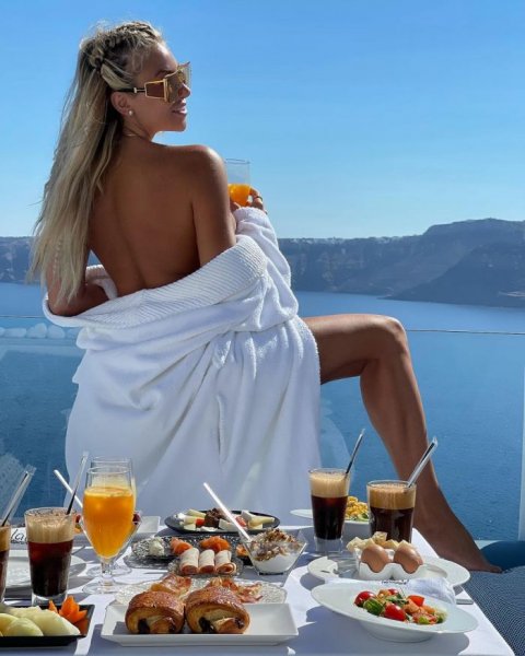 28-летняя канадская модель Хлоя Терэ (Khloe Terae) на фото в Instagram