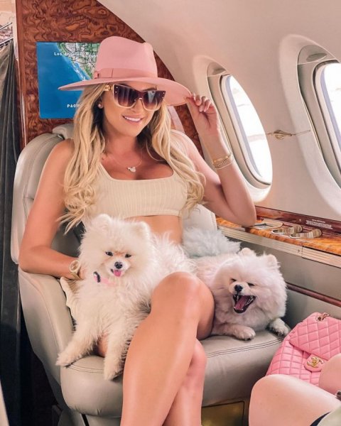 28-летняя канадская модель Хлоя Терэ (Khloe Terae) на фото в Instagram