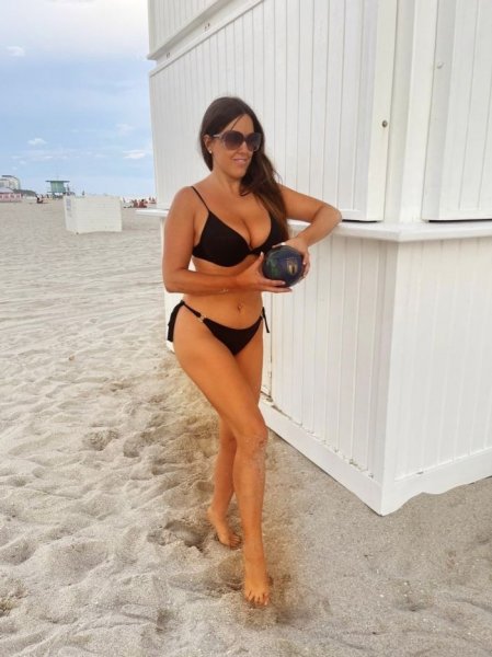 39-летняя итало-американская модель Клаудия Романи (Claudia Romani) на пляже в Майами