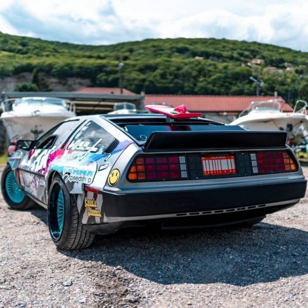 Француз переделал DMC DeLorean в машину для дрифта с двигателем V8