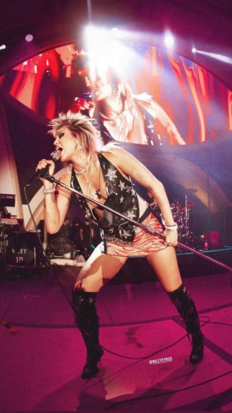 28-летняя американская певица, автор песен и актриса Майли Сайрус (Miley Cyrus) на концерте в Лас-Вегасе