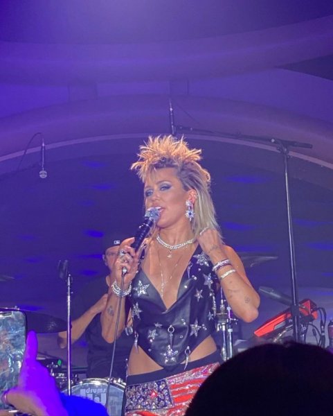 28-летняя американская певица, автор песен и актриса Майли Сайрус (Miley Cyrus) на концерте в Лас-Вегасе