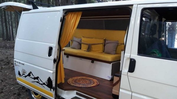 Мастер из Болгарии переделал старый Volkswagen Transporter в удобный и необычный дом на колесах