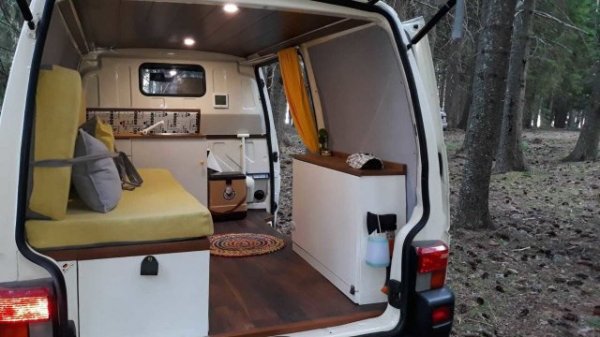 Мастер из Болгарии переделал старый Volkswagen Transporter в удобный и необычный дом на колесах