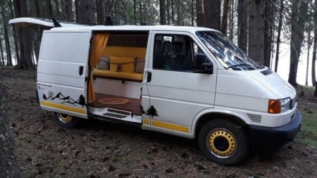 Мастер из Болгарии переделал старый Volkswagen Transporter в удобный и необычный дом на колесах