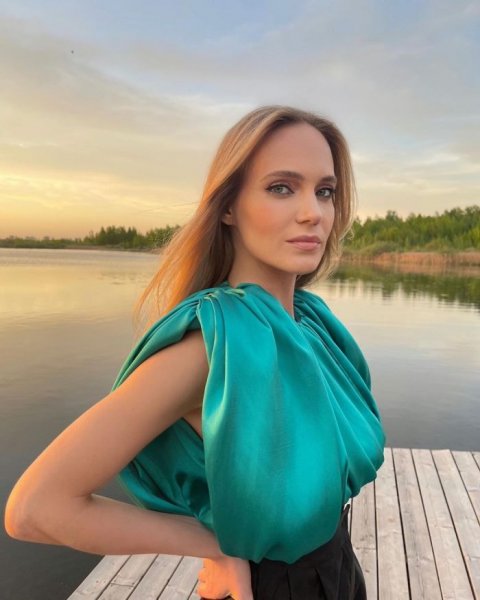 35-летняя российская поп-певица, актриса кино и озвучивания, телеведущая Наталья Ионова (Глюкоза) на фото в Instagram
