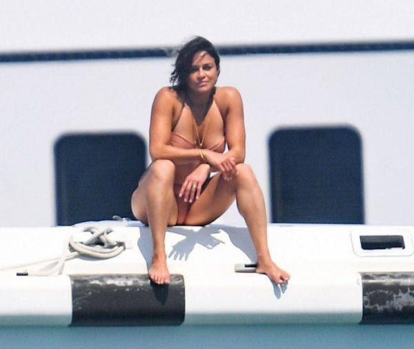 43-летняя американская актриса кино и телевидения Мишель Родригес (Michelle Rodriguez) на отдыхе в Италии
