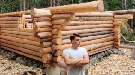 Видео: 18-летний парень в одиночку строит избу в шведской тайге