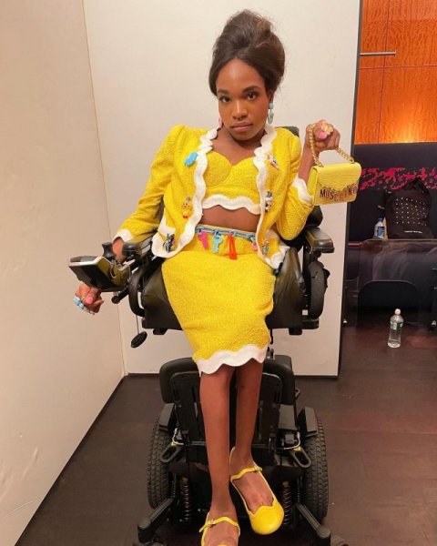 Аарон Филипп стала первой темнокожей трансженщиной-моделью в инвалидном кресле