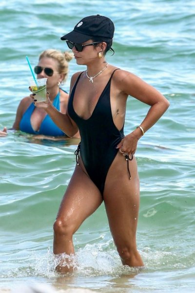 32-летняя американская актриса и певица Ванесса Хадженс (Vanessa Hudgens) в купальнике