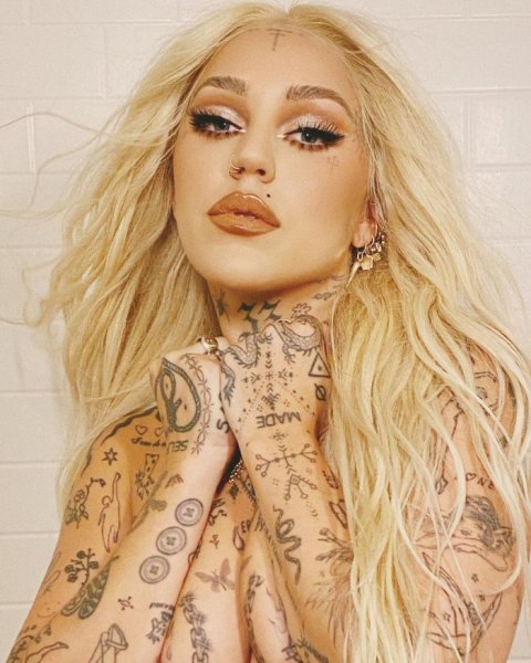 32-летняя американская певица и танцовщица Брук Кэнди (Brooke Candy) на фото