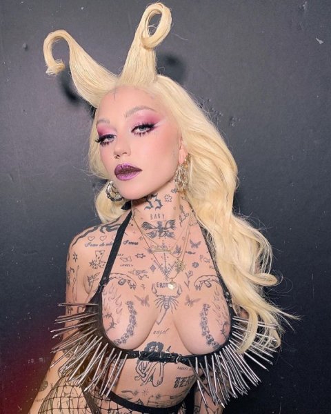 32-летняя американская певица и танцовщица Брук Кэнди (Brooke Candy) на фото