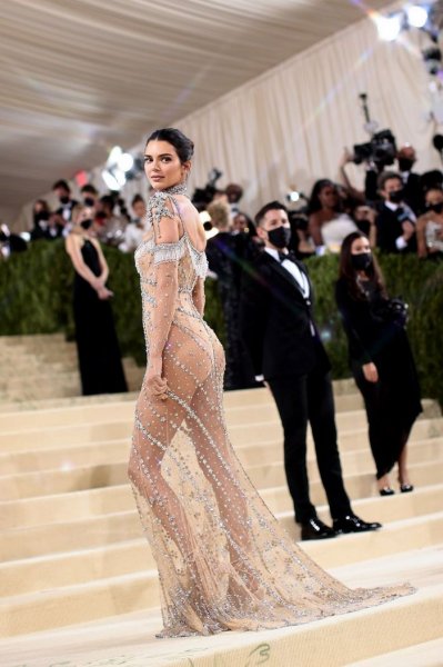 25-летняя американская супермодель Кендалл Дженнер (Kendall Jenner) в сексуальном платье на Met Gala в Нью-Йорке.