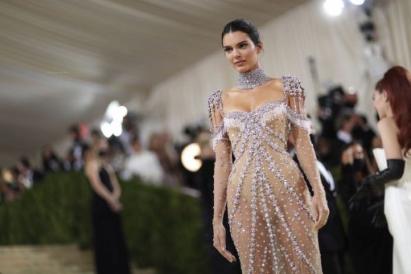 25-летняя американская супермодель Кендалл Дженнер (Kendall Jenner) в сексуальном платье на Met Gala в Нью-Йорке.