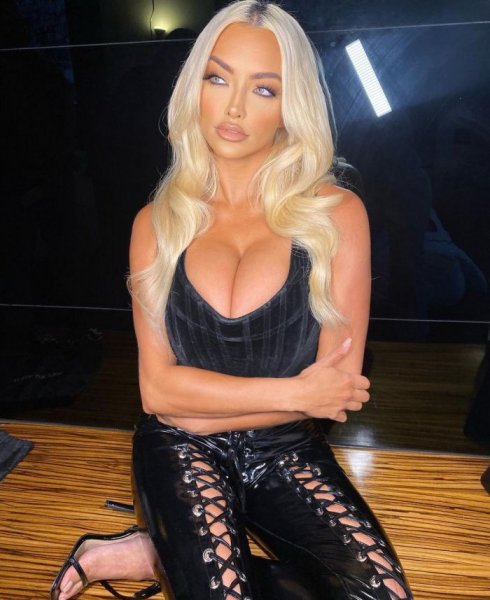 30-летняя американская актриса, предприниматель и модель Линдси Пелас (Lindsey Pelas) на красивых фото