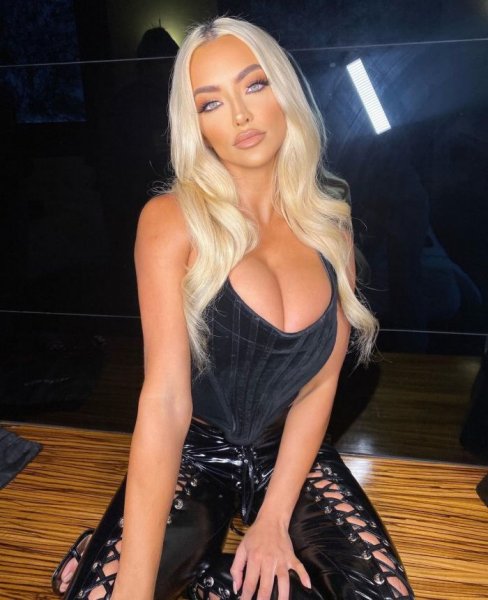 30-летняя американская актриса, предприниматель и модель Линдси Пелас (Lindsey Pelas) на красивых фото