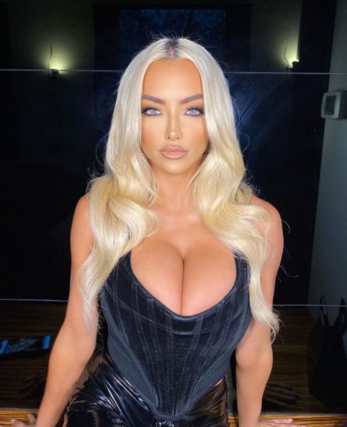 30-летняя американская актриса, предприниматель и модель Линдси Пелас (Lindsey Pelas) на красивых фото