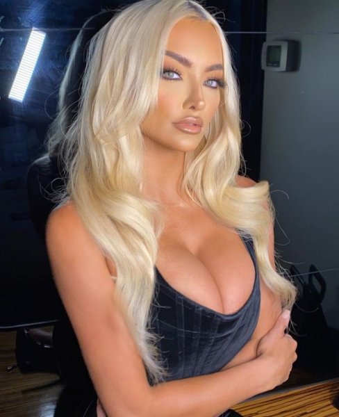 30-летняя американская актриса, предприниматель и модель Линдси Пелас (Lindsey Pelas) на красивых фото