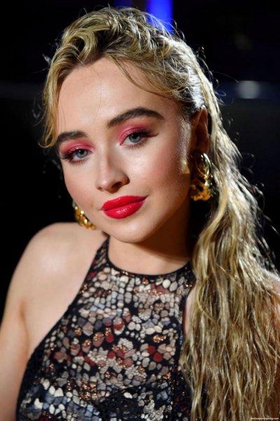 22-летняя американская актриса и певица Сабрина Карпентер (Sabrina Carpenter) в красивом платье