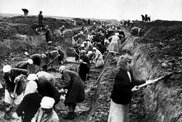 30 лет назад в СССР исчез комсомол. Как его уничтожили ложь и жажда наживы?