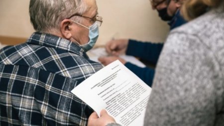 Пожилых граждан обяжут письменно сообщать, кто отговаривает их от вакцинации