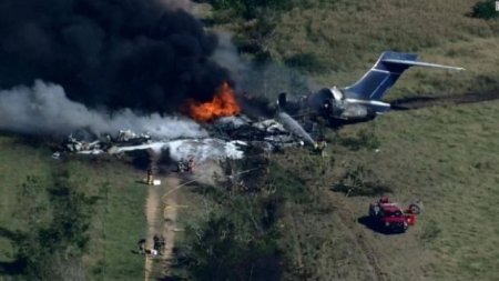 В Техасе упал и развалился на части самолет с двумя десятками пассажиров на борту - и все они выжили
