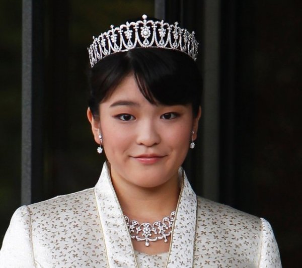 Японская принцесса Мако вышла замуж за простолюдина и лишилась статуса члена императорской семьи