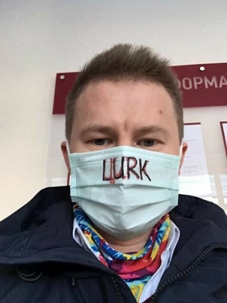 В Екатеринбурге судья попросила наказать адвоката за маску с надписью «цирк»