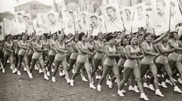 Женское белье в СССР: Что носили дамы самой счастливой страны планеты