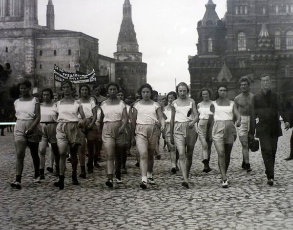 Женское белье в СССР: Что носили дамы самой счастливой страны планеты
