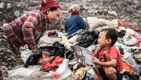 «Мерзкий мир»: как 3000 семей с детьми живут на огромной свалке